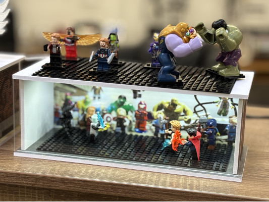 Marvel téma + Karakterek dioráma, saját fényképpel