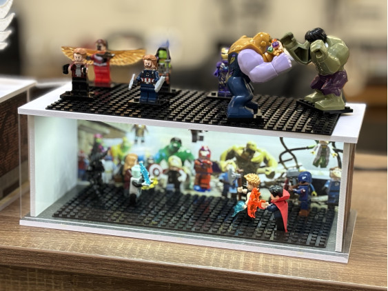 Marvel téma + Karakterek dioráma, saját fényképpel
